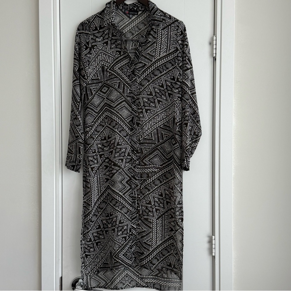 CARRÉ NOIR GEO PRINT BUTTON DOWN TUNIC IN BLACK & WHITE